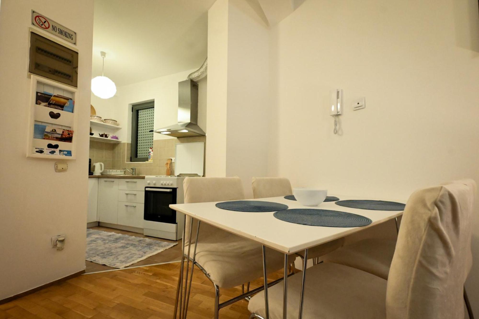 L&B Studio Apartment พริสตีนา ภายนอก รูปภาพ